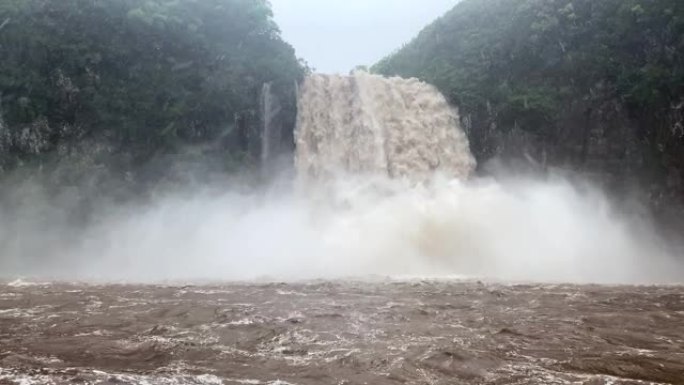 飓风过后，尼亚加拉瀑布泛滥成灾