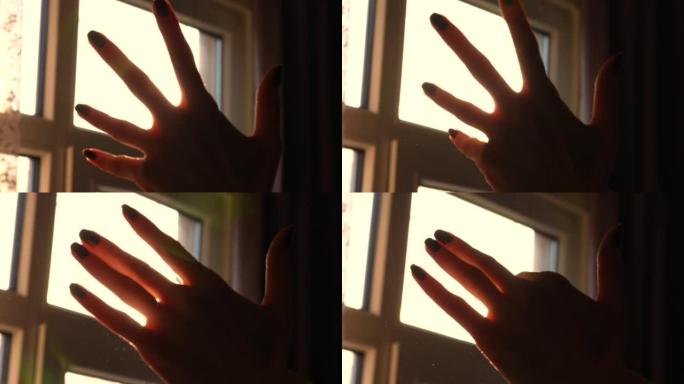 下午，城市街道挥舞着阳光照射的手。女人的手放在阳台上，阳光示意。