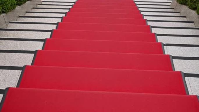 走在红地毯楼梯上