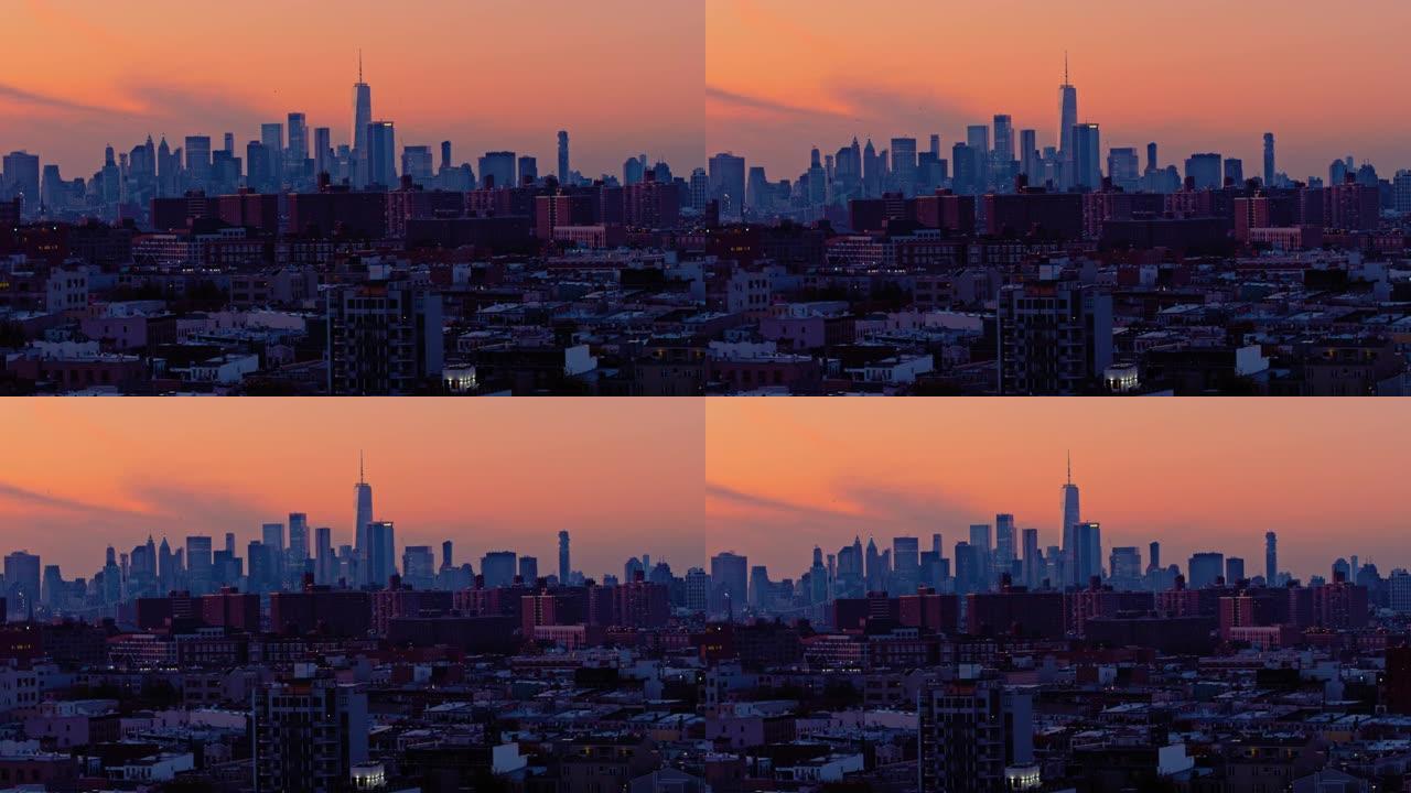曼哈顿市中心和自由塔在日落时分，映衬在色彩缤纷的戏剧性天空下。日落时分，布鲁克林住宅区的远景。无人机