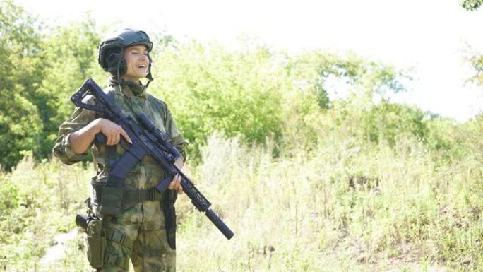 身强力壮的女兵手持步枪，站在森林里