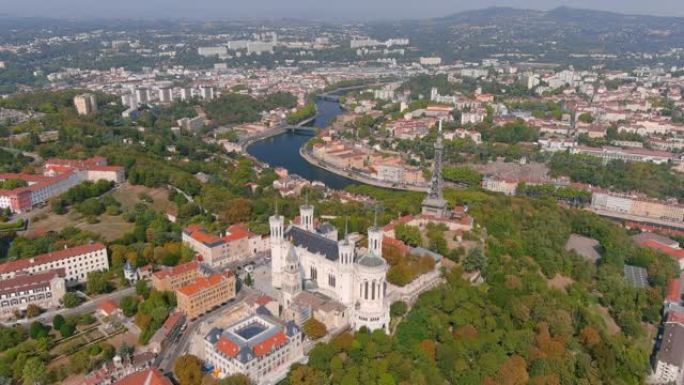 里昂: 历史名城的鸟瞰图，带有圣母院的山顶大教堂 (La Basilique Notre Dame 