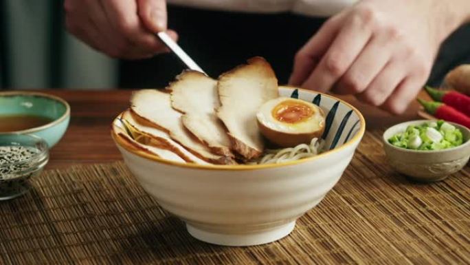 日本拉面亚洲汤面，牛肉或鸡肉，蘑菇和鸡蛋，厨师烹饪传统的韩国中餐。美味的越南菜特写。