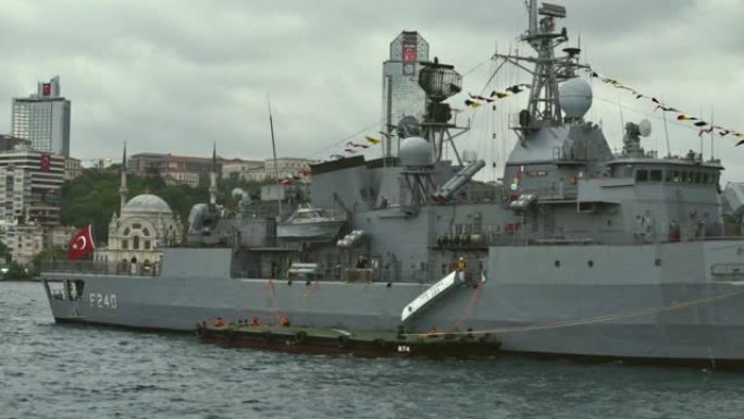 一艘大型土耳其军舰停泊在连接亚洲和欧洲大陆的博斯普鲁斯海峡。