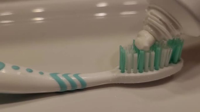 牙膏牙刷的特写镜头。