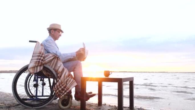 残疾人，残障的老祖父坐在轮椅上阅读报纸