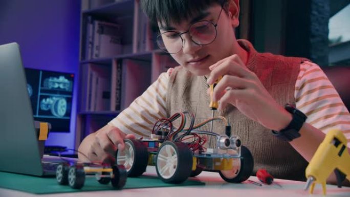 亚洲青少年在家里做开源硬件和软件机器人作业项目
