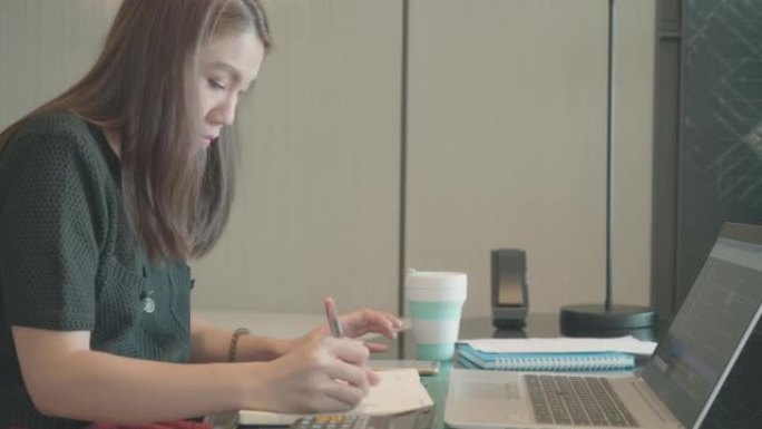 亚洲女性在家庭办公室使用笔记本电脑