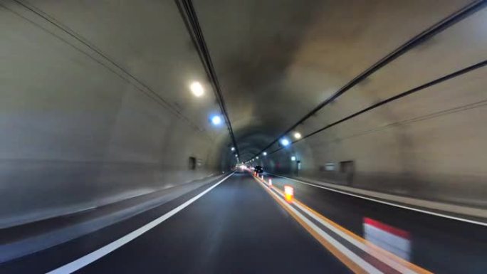 开车穿过高速公路隧道。