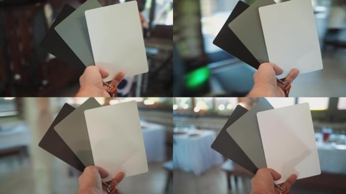 摄影师使用卡片在餐厅调整相机
