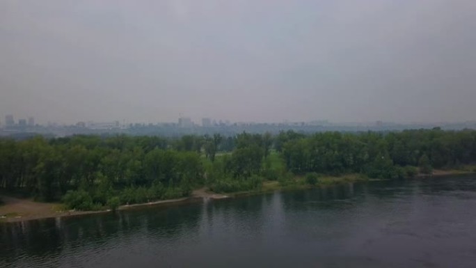 背景无人机镜头中叶尼塞河和克拉斯诺亚尔斯克市的鸟瞰图