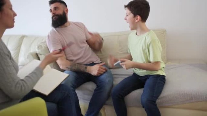 互联网成瘾的男孩与父亲一起拜访治疗师