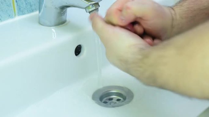 男子在大流行时用抗菌肥皂洗手。4k视频
