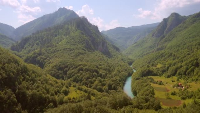 杜德维察大桥上塔拉绿色峡谷的风景如画的镜头。