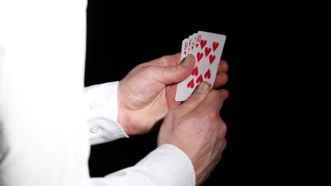专注于扑克玩家的牌，皇家同花顺-特写，皇家同花顺