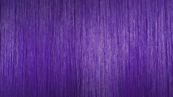 波浪穿过紫色的头发