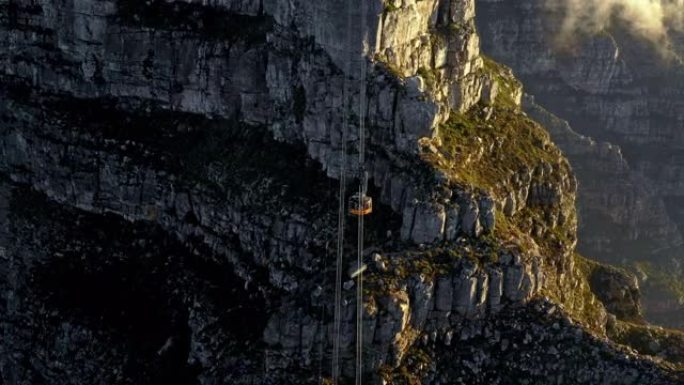 一辆缆车从山崖上下来的电影空中镜头