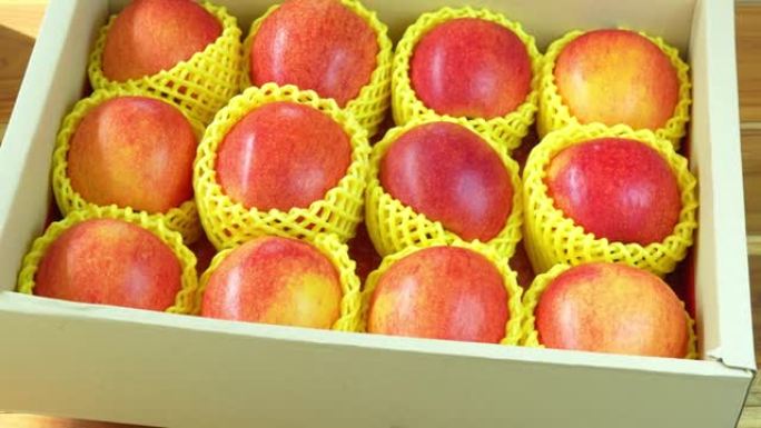 包装中的新鲜红苹果准备出售，美国。红色嫉妒苹果在包装箱中发货。