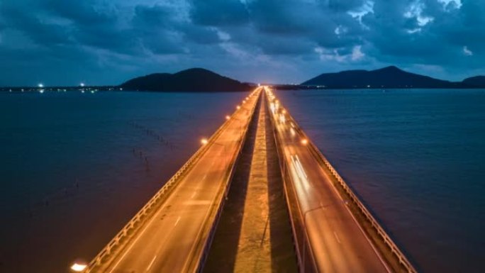 空中无人机在穿越宋卡湖，Tinsulanonda大桥的桥上的交通汽车的昼夜场景。泰国宋卡跨湖大桥沿线