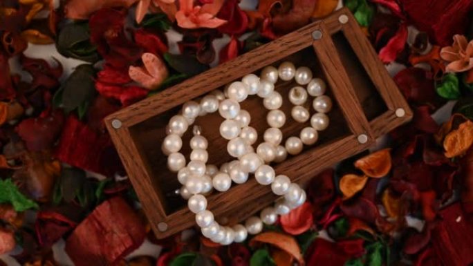 木制盒子里的珍珠首饰