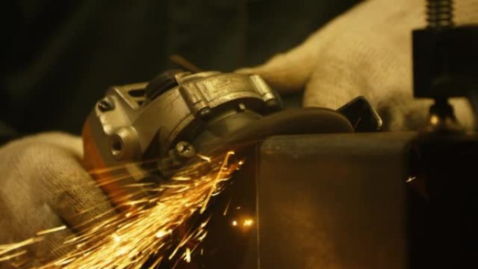 工人磨铁。重工业工厂内部，工人使用角磨机，产生大量尖锐的火花。工厂钢管电动轮磨削。慢动作。4k视频。
