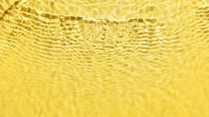 波浪在黄色bg上的水面上产生涟漪和飞溅