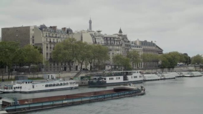 法国巴黎市塞纳河河畔的海港。欧洲城市的海船景观和历史砖砌建筑。