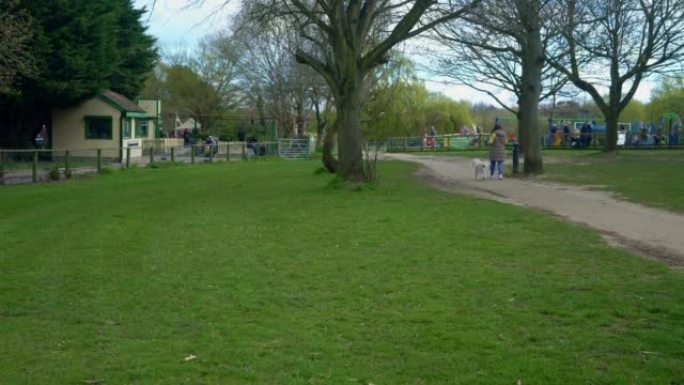 伦敦东肯特郡Swonly早春天然公园的全景拍摄。哈皮一家人在公园散步。Narure，旅行概念。