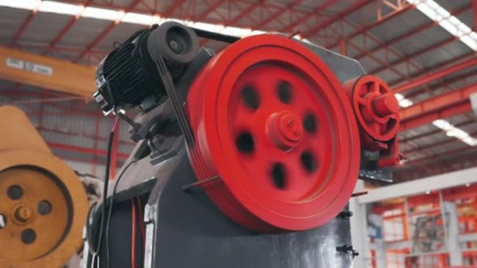 钣金冲压机正在工业工厂中使用。