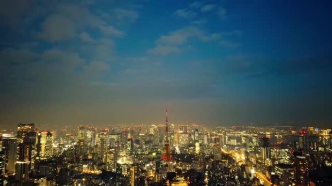 俯瞰黄昏的东京夜景，东京塔亮起红色