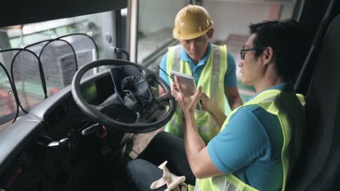 亚洲中国半卡车司机与工厂仓库工人就交货装载清单进行沟通