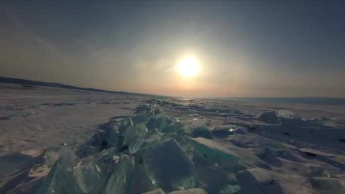 FPV无人机在冰冻的贝加尔湖上空快速飞行。驼峰