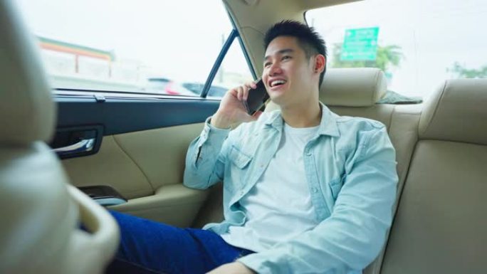 亚洲年轻人旅行者坐在车里用手机聊天。有吸引力的男性旅游背包客在城市旅行，使用智能手机交流花时间在假日