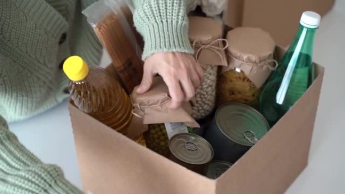 女性志愿者为来自乌克兰的难民准备捐赠产品