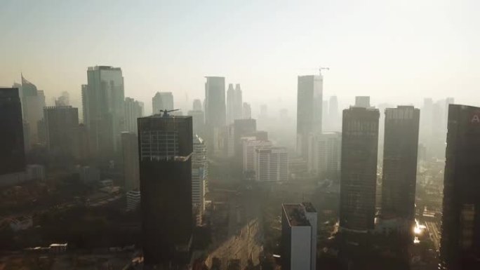 雅加达-印度尼西亚。2017年12月26日: 早上在摩天大楼附近有烟雾或薄雾的雅加达空中景观，以4k