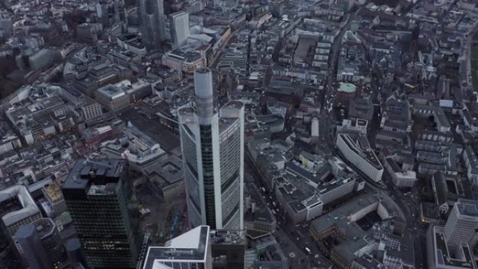 德国商业银行大厦的高角度镜头。高层办公楼，顶部有天线。背景中的城镇发展。德国美因河畔法兰克福