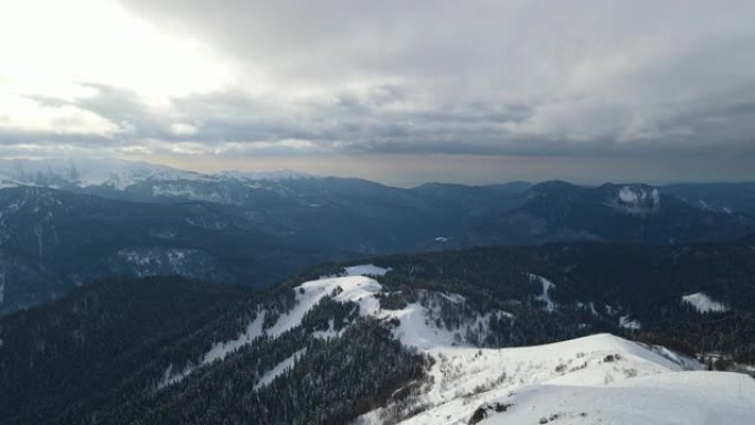 带滑雪缆车的Aibga山脊南坡鸟瞰图