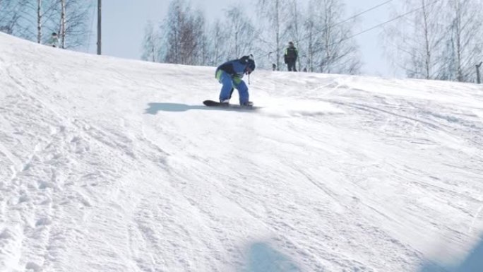 新秀滑雪者在阳光明媚的冬日在滑雪胜地学习在斜坡上转弯