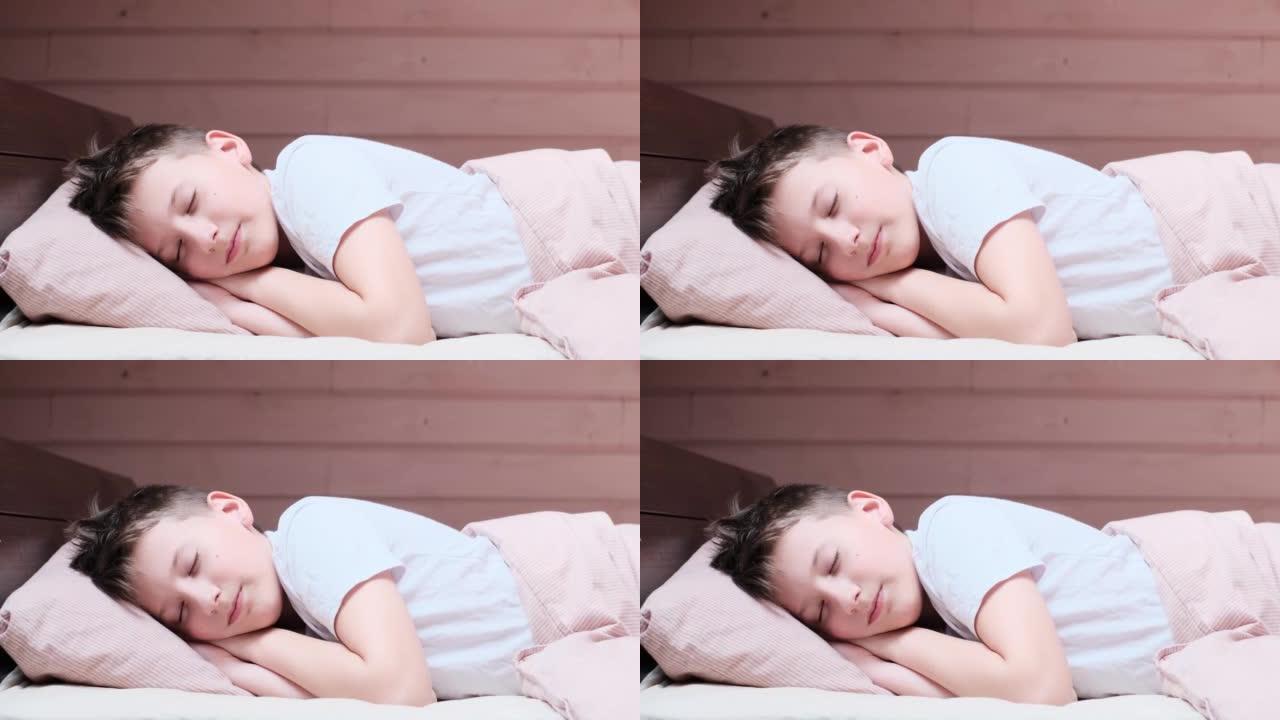 男孩少年早上闭着眼睛睡在床上。