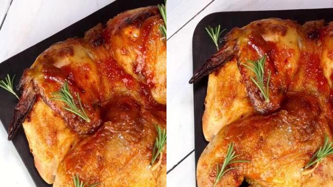 整个烤鸡，香料，酱汁和脆皮在转盘上旋转的切菜板上。