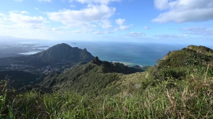 俯瞰新北市三峰 (基隆山、茶壶山和板坪山)，天蓝，台湾景色佳。