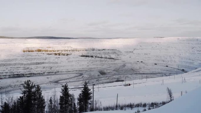 露天采石场用于采矿露天采矿铁矿的开采工作冬季的剥离和采矿工作。金、铜的提取