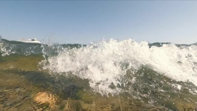 海浪到达岸上并覆盖了相机镜头。水下世界的景色。暴风雨使图像变形