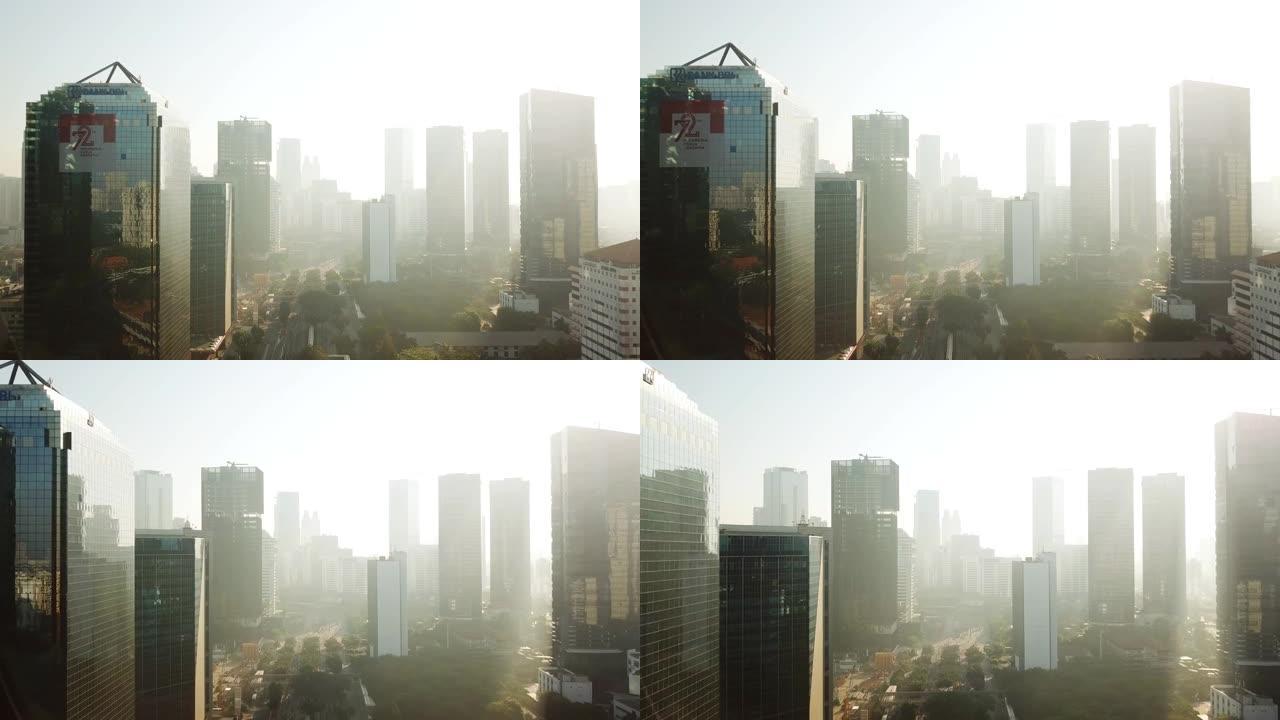 雅加达-印度尼西亚。2017年12月26日: 雅加达雾蒙蒙的早晨的鸟瞰图，空气污染有烟或雾，以4k分