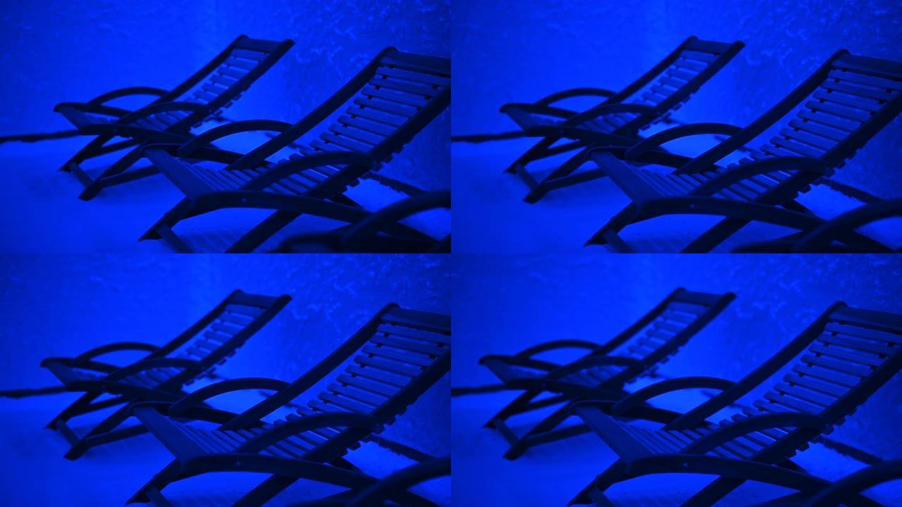 带蓝光的盐室中的休息椅子