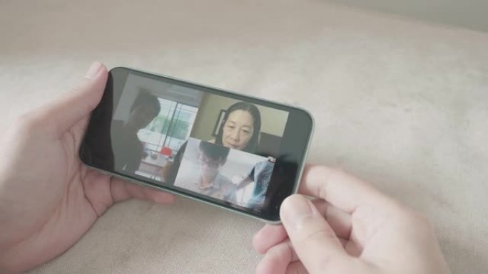 女人使用数字平板电脑和手机与家人进行社交电话会议