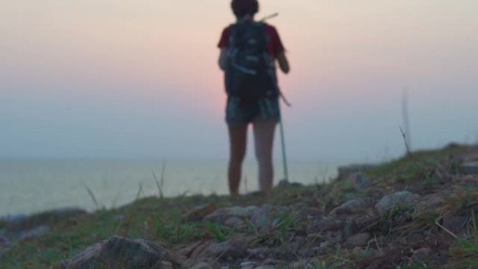 年轻的成年朋友旅行者在山上徒步旅行