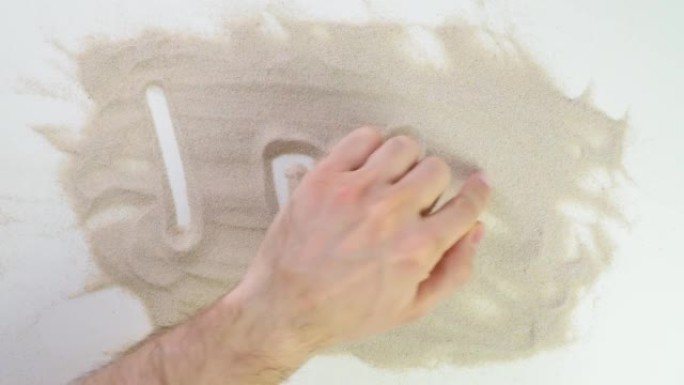 俯视图在我想念的沙子上画。高加索人用米色沙子书写文字。度假和旅行。海滩度假。沙画。来自天然材料的创造