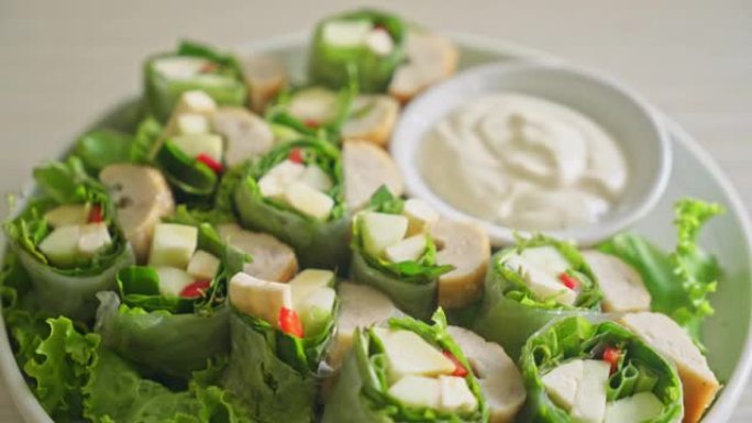 蔬菜包或沙拉卷配奶油沙拉酱-健康食品风格