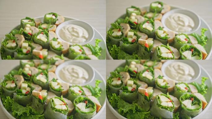 蔬菜包或沙拉卷配奶油沙拉酱-健康食品风格